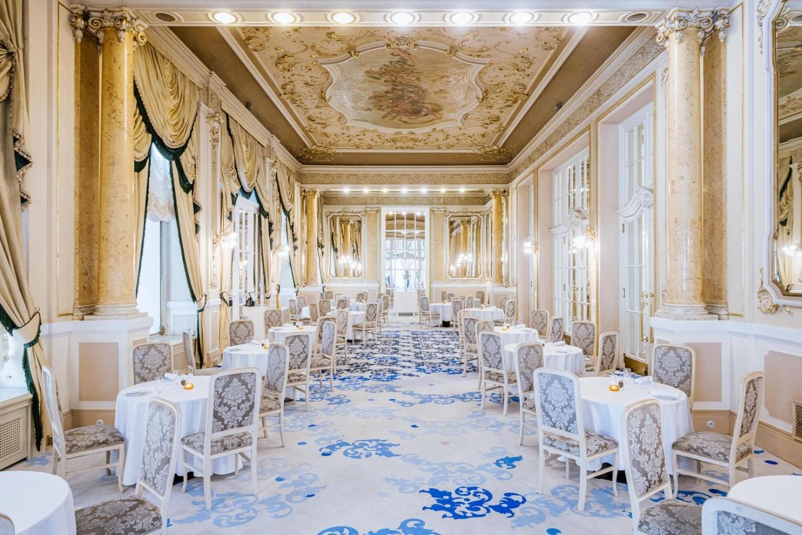 Grandhotel Pupp Κάρλοβι Βάρι Εξωτερικό φωτογραφία The photo shows an elegantly designed dining room with a luxurious and classic aesthetic. The space features ornate details such as a beautifully painted ceiling, decorative moldings, and large windows that allow natural light to flood in. The decor 