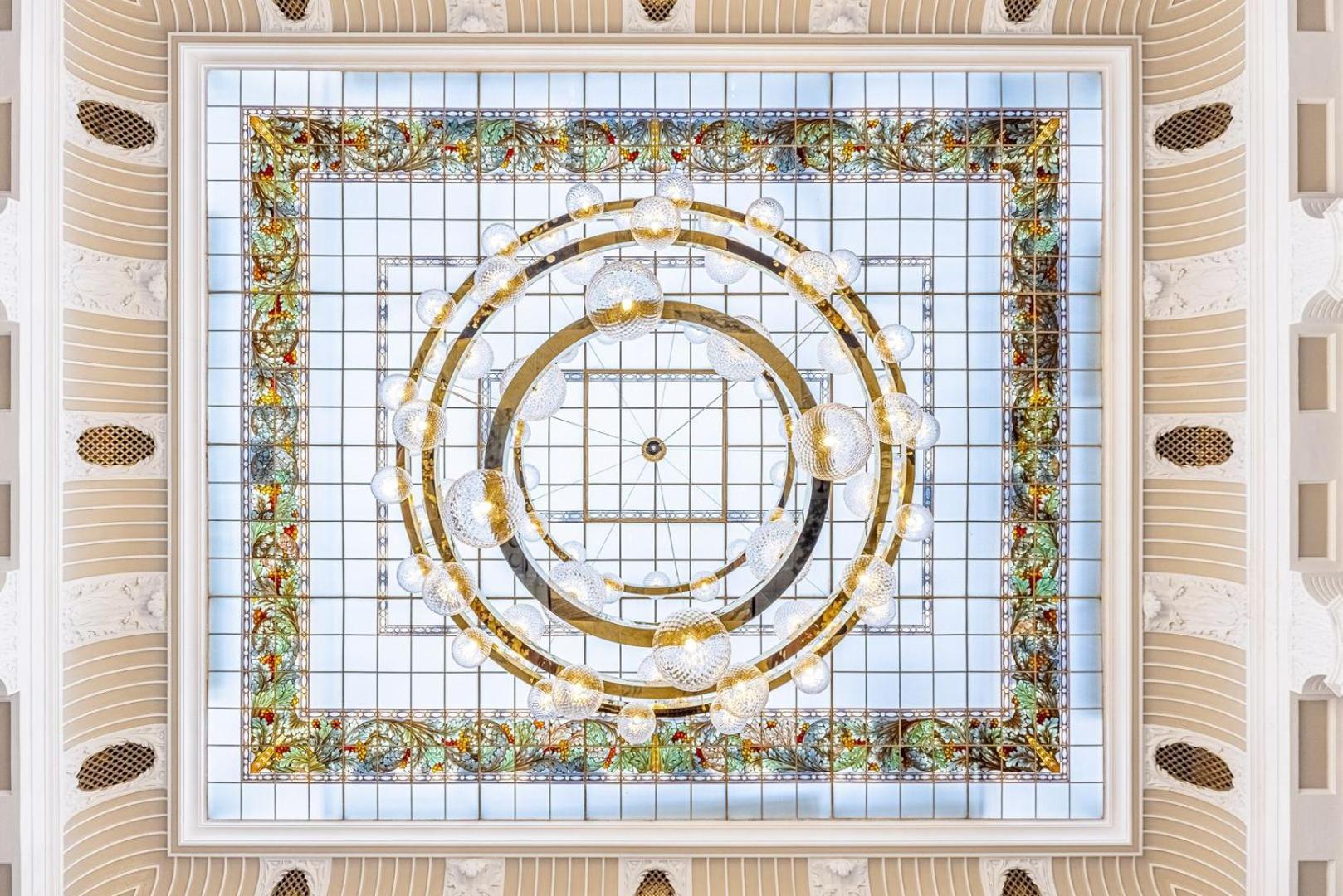 Grandhotel Pupp Κάρλοβι Βάρι Εξωτερικό φωτογραφία The photo depicts an ornate ceiling design featuring a central circular lighting fixture surrounded by a decorative frame. The frame is embellished with intricate patterns and colors, possibly including floral or geometric motifs. The outer edges sho